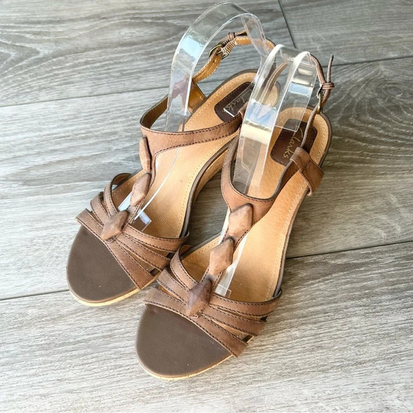 Clarks Brown Leather T Strap Wedge Heel Sandals - Picture 1 of 14